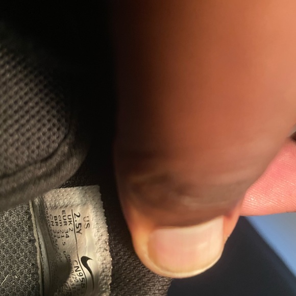 Size 2.5y air max - Picture 5 of 6